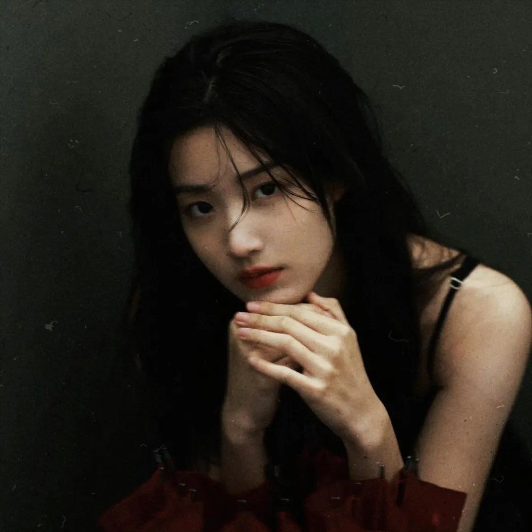 咖啡馆里的女孩